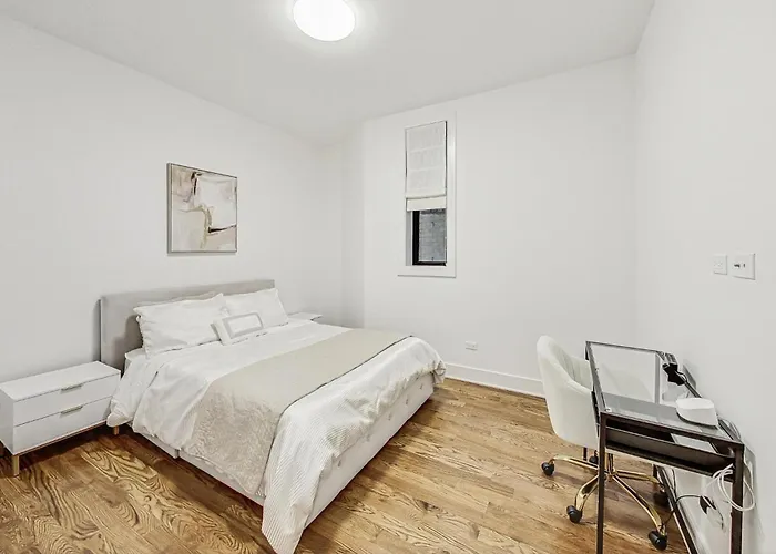 Luxurious Lincoln Park With Gourmet Kitchen *