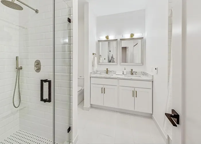 Luxurious Lincoln Park With Gourmet Kitchen *