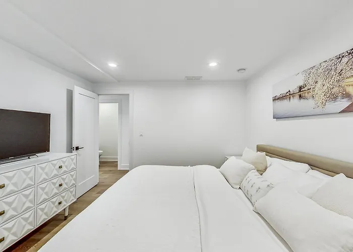 Luxurious Lincoln Park With Gourmet Kitchen *