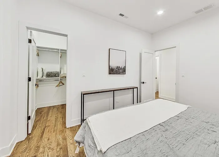 Luxurious Lincoln Park With Gourmet Kitchen