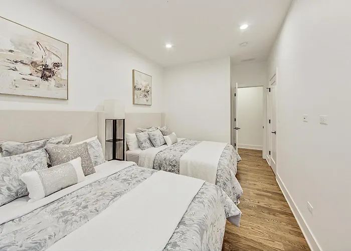 Luxurious Lincoln Park With Gourmet Kitchen