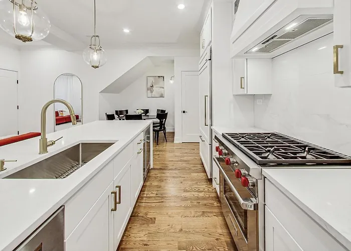 Luxurious Lincoln Park With Gourmet Kitchen