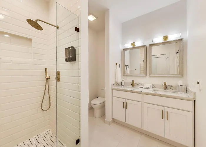 Luxurious Lincoln Park With Gourmet Kitchen *