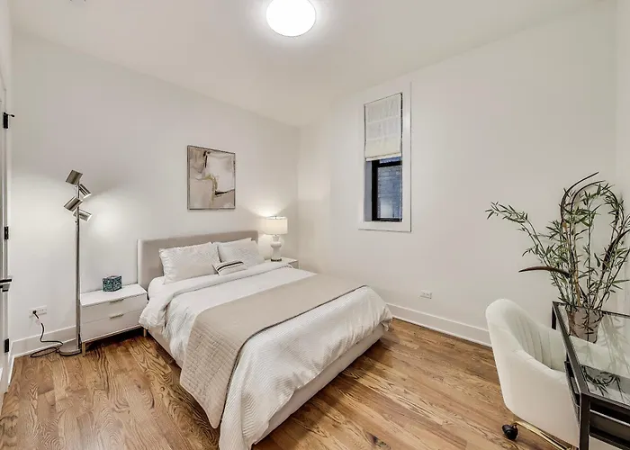 Luxurious Lincoln Park With Gourmet Kitchen